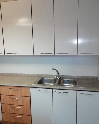 Cucina componibile con struttura in legno 