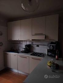 Cucina  bianca con elettrodomestici