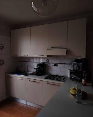 Cucina  bianca con elettrodomestici