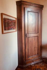 Angoliera antica in noce massello – Restaurata