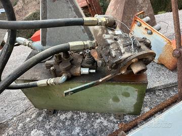 Pompa e serbatoio idraulico, 150 €