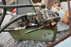 Pompa e serbatoio idraulico, 150 €