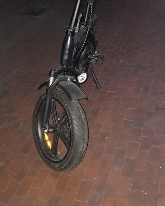 Bici pedalata assistita. Fat bike