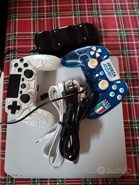 PS4 con caricatore e due controller