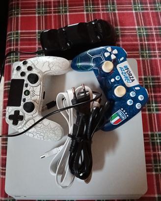 PS4 con caricatore e due controller