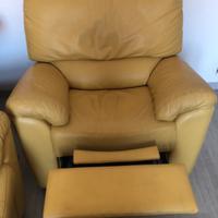 divano due posti e poltrona in pelle