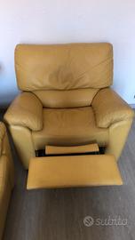 divano due posti e poltrona in pelle