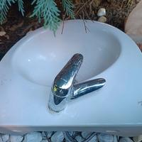 lavandino con miscelatore 