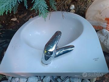 lavandino con miscelatore 