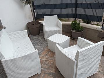 salotto giardino bianco con cuscini