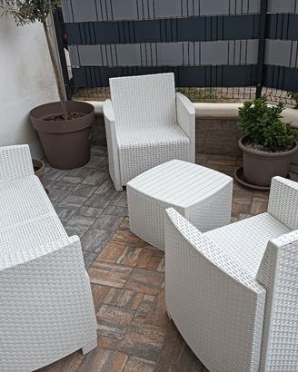 salotto giardino bianco con cuscini