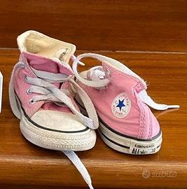 Due paia di scarpe numero 21 Converse e Toms