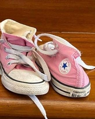 Due paia di scarpe numero 21 Converse e Toms