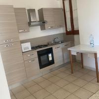 Cucina, parete e camera da letto