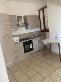 Cucina, parete e camera da letto