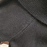 maglia a costine nera 