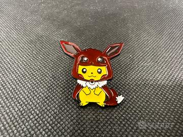 Spilla Pokémon Pikachu con costume Eevee