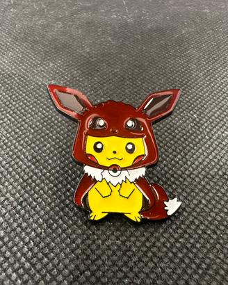Spilla Pokémon Pikachu con costume Eevee