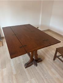 Tavolo in noce anni 70 richiudibile con 4 sedie