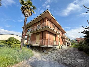 Casa indipendente di 1818 m² con più di 5 locali e