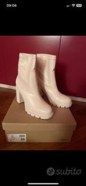 Stivaletti nuovi con cartellino