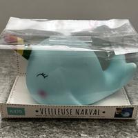 Luce notturna balena unicorno narvalo azzurro