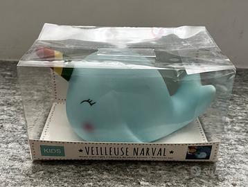 Luce notturna balena unicorno narvalo azzurro