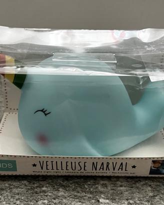 Luce notturna balena unicorno narvalo azzurro