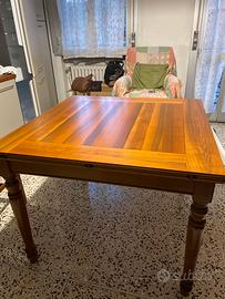 Tavolo in legno color noce
