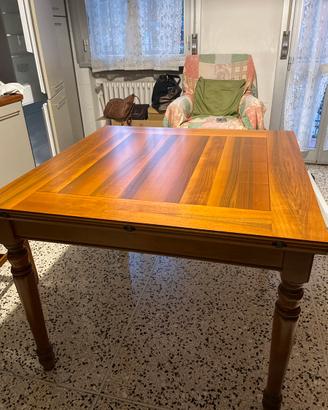 Tavolo in legno color noce