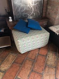 Pouf sfoderabile con piedi in ferro
