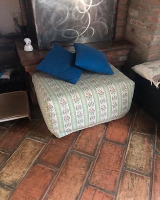 Pouf sfoderabile con piedi in ferro