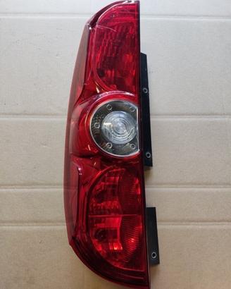 Fanale posteriore sinistro FIAT DOBLO del 2011