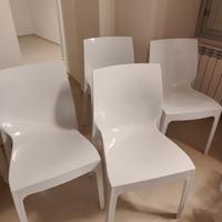 Sedie bianche in polipropilene 