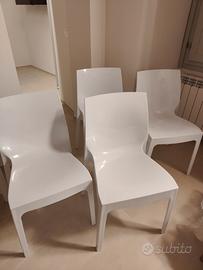 Sedie bianche in polipropilene 