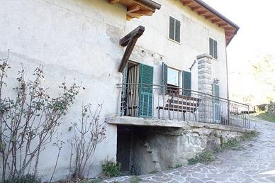 Casa indipendente di 85 m² con 4 locali e box auto