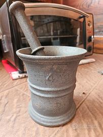 antico mortaio in ghisa