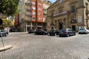 Trivani arredato enna alta accanto municipio