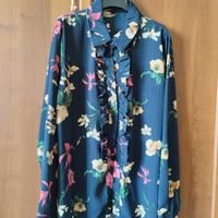 camicia blu con dettagli floreali