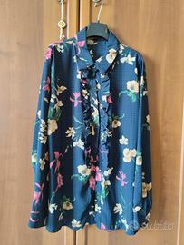 camicia blu con dettagli floreali