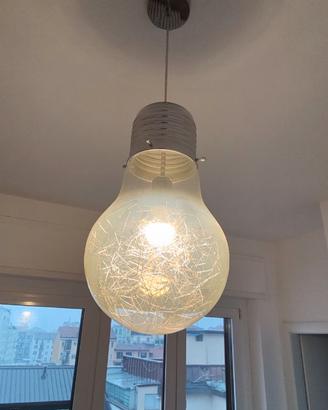 Lampada a sospensione a forma di lampadina