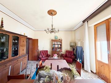 Casa singola con due appartamenti, Lama SL309