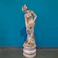 Elegante statua raffigurante Venere