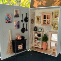 Scatola a forma di libro con dentro angolo di casa