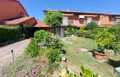 Villa con doppio giardino, box e ingresso indipend