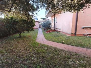 Appartamento su due livelli con giardino