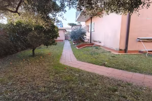 Appartamento su due livelli con giardino