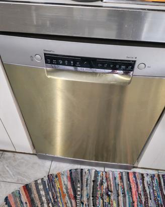 cucina con elettrodomestici
