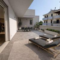 Spazioso appartamento moderno con splendida terraz