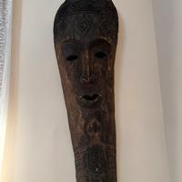 Maschera etnica africana gigante.
